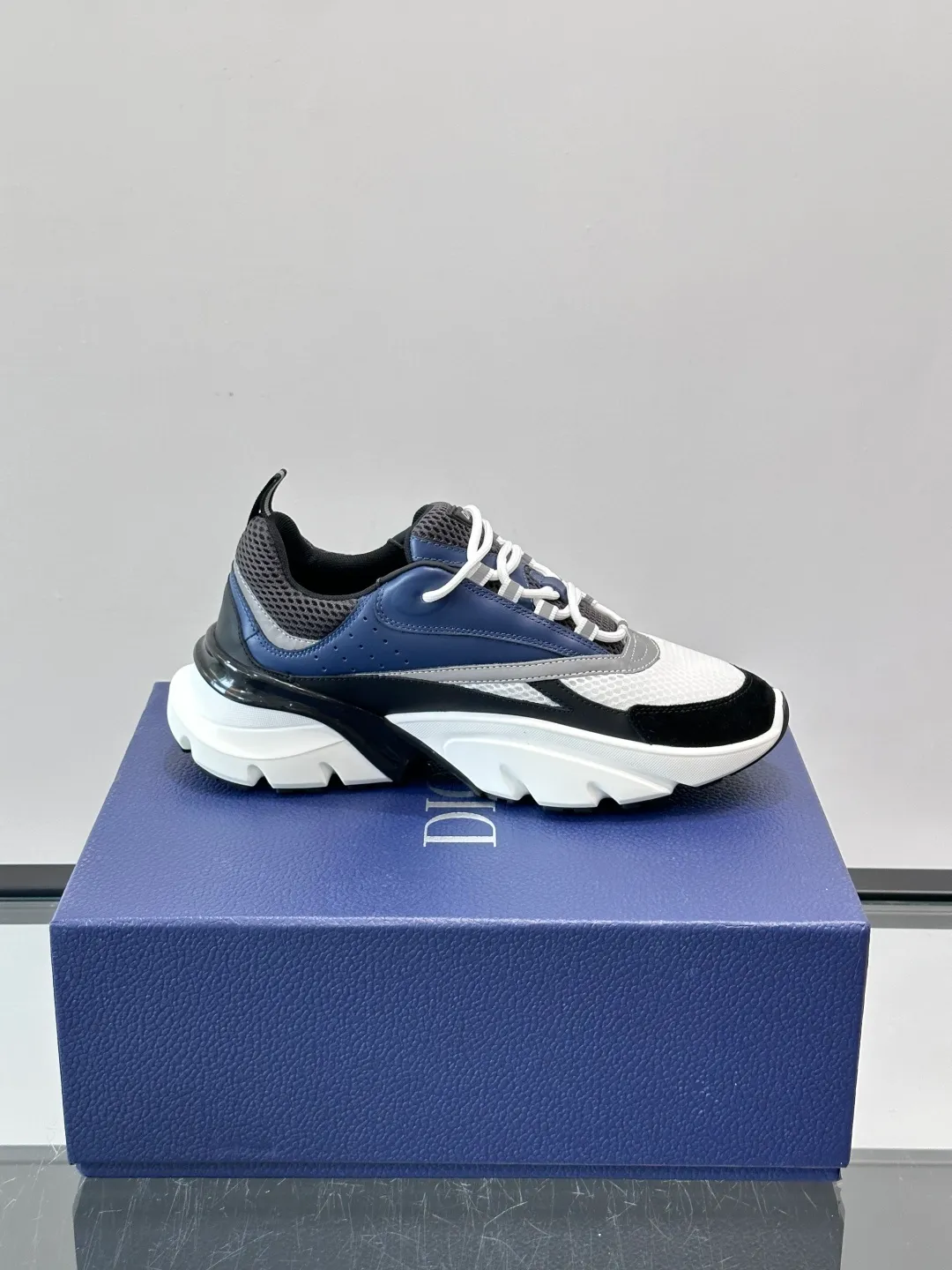 Men's shoes 💰p520 "Dior" B22 retro jogging shoes, inspired by classic jogging shoes, low-top thick sole design, cow leather + mesh fabric splicing, perfect texture and breathable. The black and white engraved rubber sole has great grip and comfort, and is OK for daily wear or sports! There is an embossed "CD" logo on the side of the shoe, which is low-key and recognizable. Rich colors, black and white, gray and blue, etc., versatile and fashionable, loved by European and American hip-hop circles and bloggers, a must-have for trendy wear size: 39-44 (customized at 45.46)